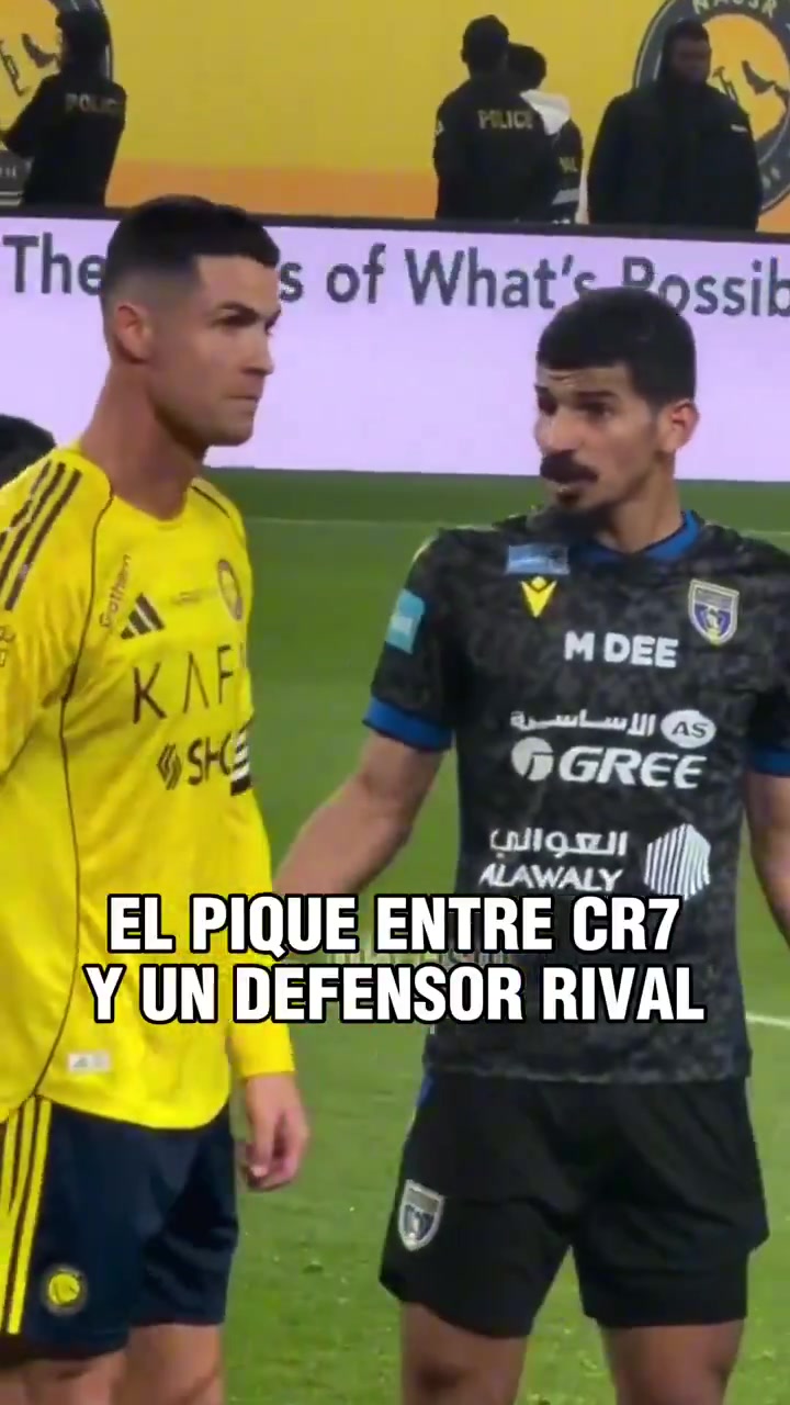 开云官网-C罗与贴防他的后卫发生口角,厉声告诉对方:别碰我